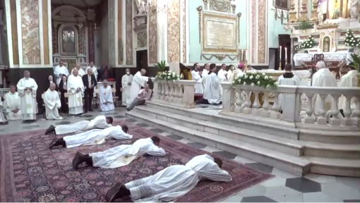 La Diocesi di Ventimiglia – Sanremo è ancora in festa per la straordinaria ordinazione di 3 nuovi presbiteri e di un diacono (Video)