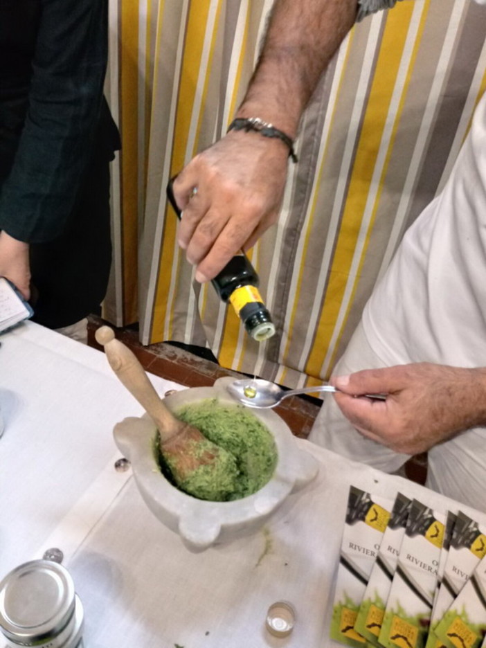 L’olio DOP Riviera Ligure raccontato al mondo anglosassone con Fiona Sims grazie a “C’è pesto per te” di Luisa Puppo