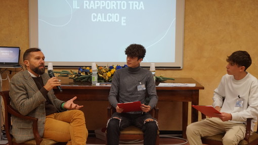 Sanremo: presentato oggi al Liceo 'Cassini' il libro 'Matti per il calcio' di Davide Bellini