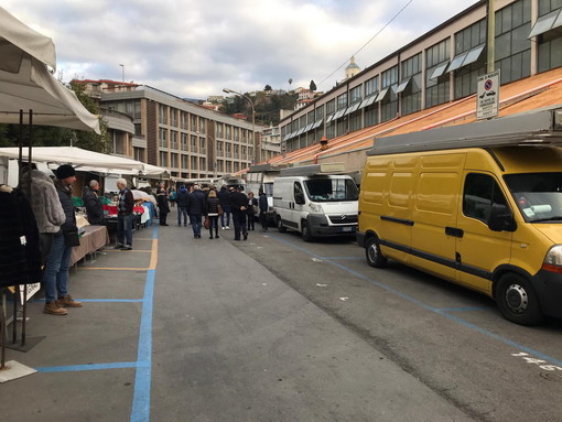 Sanremo: strada d'accesso bloccata per i lavori all'Annonario, 25 ambulanti chiudono per protesta (Foto e Video)