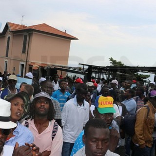 Ventimiglia: migranti bloccati sulla strada verso il confine, il nostro lettore Paolo interviene sul problema