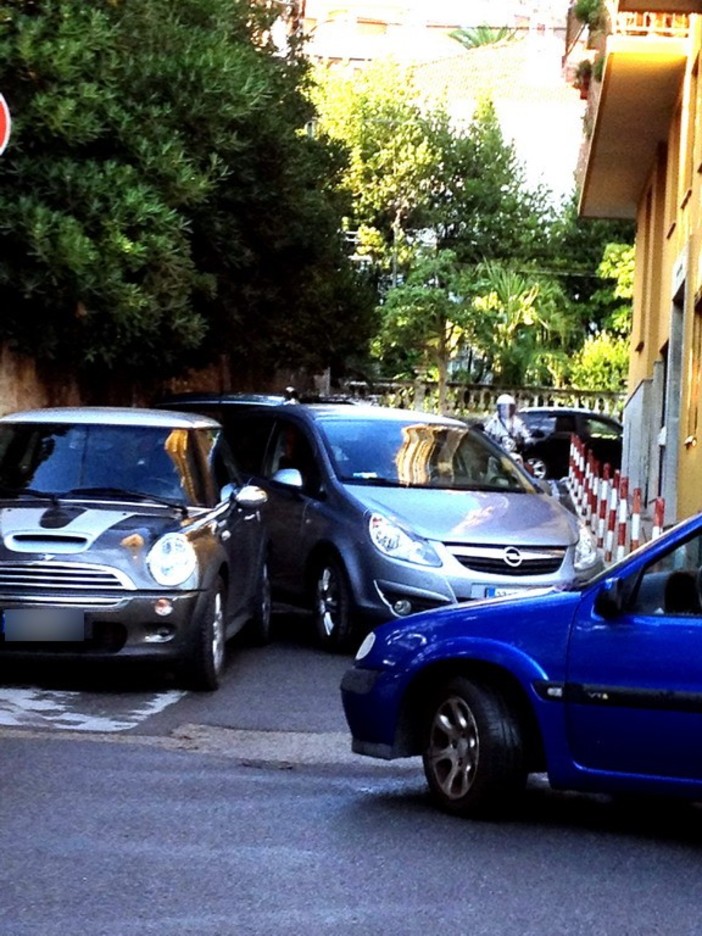 Sanremo: parcheggio 'selvaggio' in via Mercede, Anna è d'accordo con la protesta &quot;Un po' di civiltà!&quot;