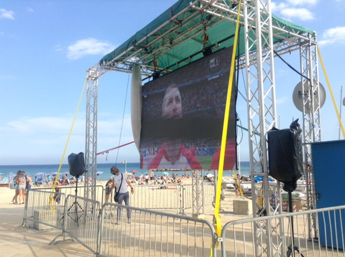 Sanremo: anche il Sindaco Biancheri 'spinge' i suoi concittadini davanti al maxischermo di piazza Colombo per tifare gli Azzurri