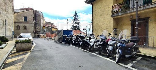 Sanremo: strada Rocca con metà parcheggi per le moto rispetto a prima, i residenti chiedono una soluzione (Foto)