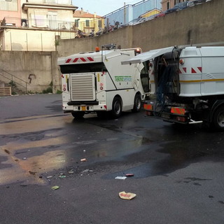 Imperia: nel cortile di piazza Calvi scatta la pulizia, operai della Teknoservice all'opera per ripristinare un'area degradata