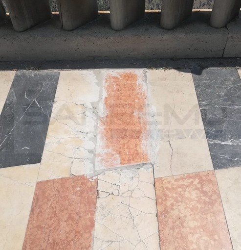 Sanremo: sostituisce una piastrella in corso Imperatrice ma poi deve intervenire il Comune (Foto)