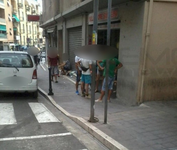 Sanremo: lite tra due tunisini questo pomeriggio all'inizio di via Martiri, intervento dei Carabinieri