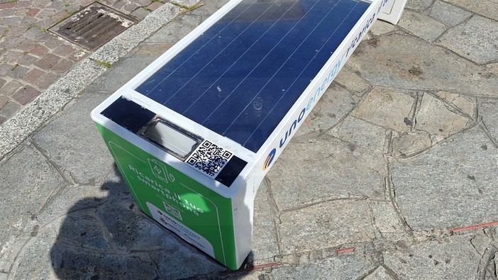 Sanremo: panchina fotovoltaica nuovamente vandalizzata e l'altra non carica il telefono (Foto)