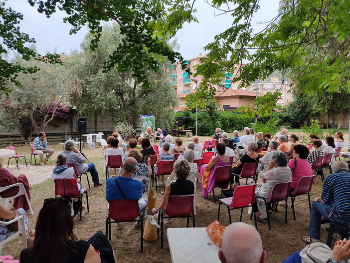 Vallecrosia: in tanti ieri al giardino della 'Casa Valdese' per la presentazione del libro di Lilia De Apollonia