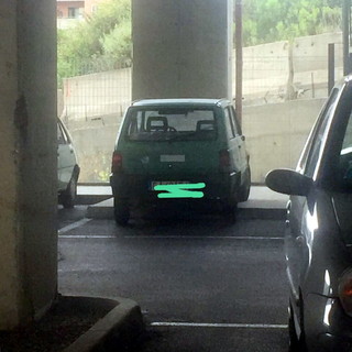 Imperia: se non si trova un posto per l'auto ci si inventa di tutto, ecco quanto successo oggi in stazione