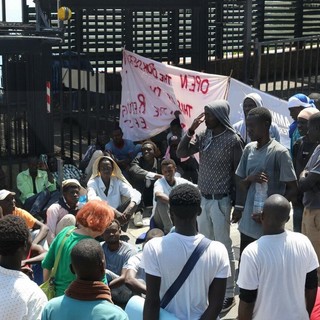 Migranti bloccano corso Toscanini a Ventimiglia: il sindacato Silp &quot;Le vere vittime sono i poliziotti&quot;