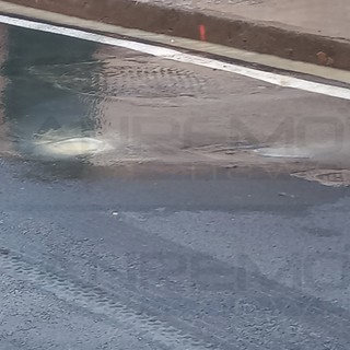 Sanremo: perdita dall'acquedotto in via Dante Alighieri, la segnalazione di una lettrice (Foto)