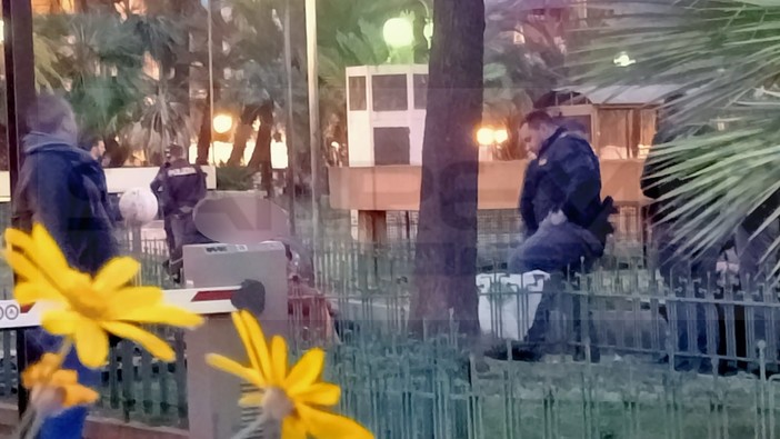 Sanremo: donna picchiata ai giardini Medaglie d'Oro da due ubriachi, interviene la Polizia (Foto)