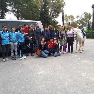 Sanremo: in due scuole matuziane, conclusi i progetti di Pet Therapy con il cavallo e Acquaticità (foto)