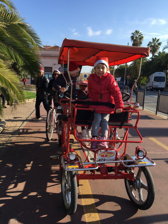 Ospedaletti: con i ragazzi della Pro Loco una passeggiata sulla ciclabile insieme a... Babbo NAtale