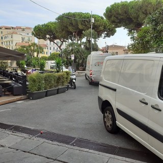 Il parcheggio selvaggio in piazza Bresca