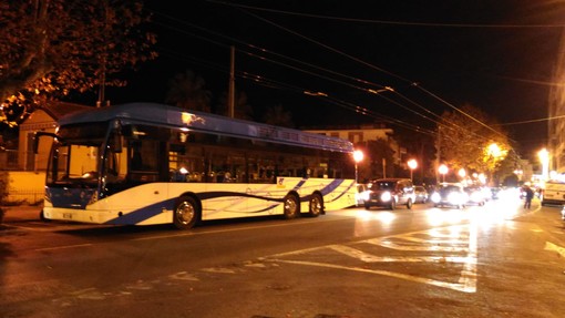 Sanremo: subito in panne il pullman ad idrogeno, bloccato questa sera in corso Orazio Raimondo (Foto)