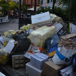 La montagna di spazzatura comparsa ieri in via Nino Bixio, davanti a piazza Sardi