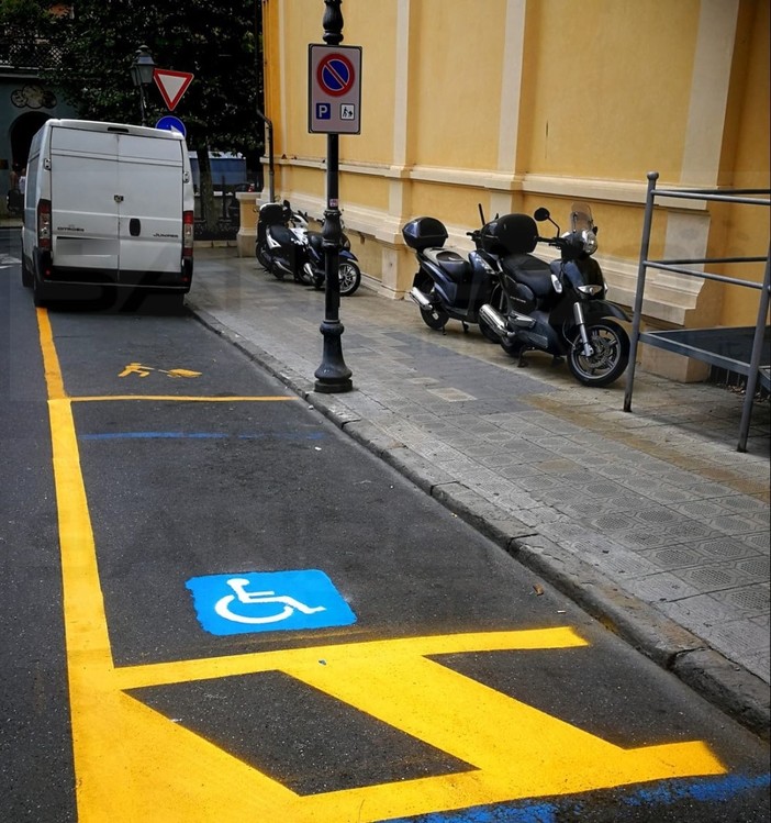 Sanremo: subito allestito il posto auto per diversamente abili in via Pallavicino dopo le richieste dei giorni scorsi (Foto)