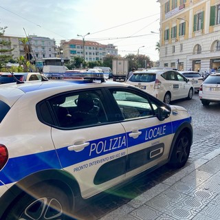Sanremo: spacciatore e acquirente fermati dalla Polizia Locale in pieno centro