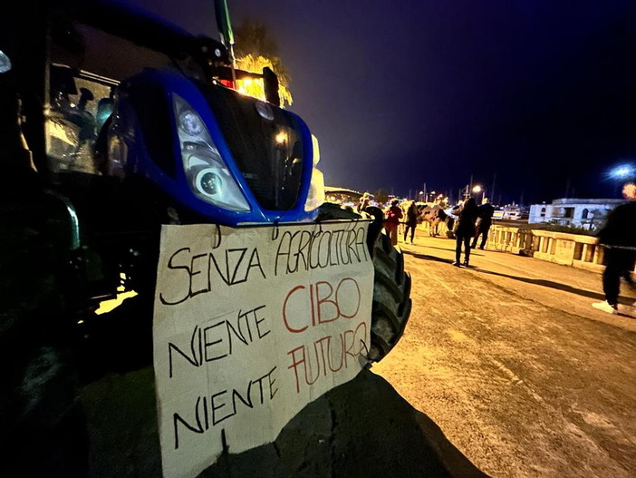 Protesta dei trattori: la mucca Ercolina, il primo trattore e gli agricoltori arrivano al Festival di Sanremo (Foto e Video)