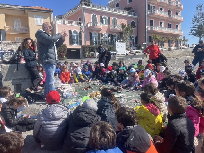 Le immagini della mattinata in spiaggia