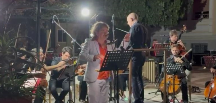 Ventimiglia, a Latte concerto dedicato a Modugno: Voltarelli e l'Orchestra Sinfonica di Sanremo incantano il pubblico (Foto e video)