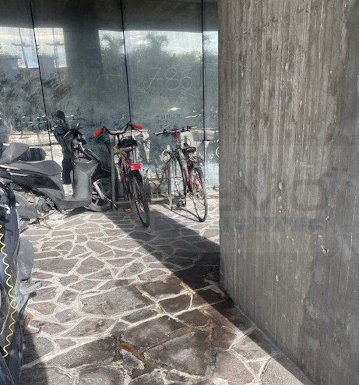 Sanremo: parcheggi per le biciclette bui e maleodoranti alla stazione ferroviaria, la denuncia di un lettore (Foto)