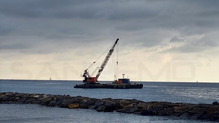 Riva Ligure: un 'pontone' in rada per eseguire i lavori di riparazione al 'piede' della diga del porto (Foto)