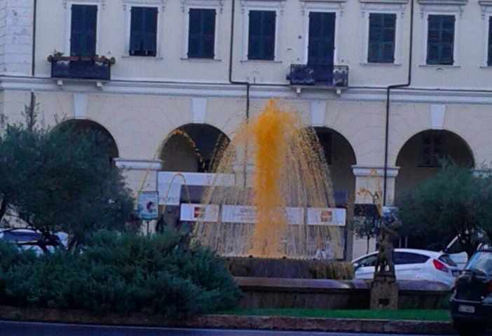 Imperia: la fontana di piazza Dante si tinge di arancione per la giornata mondiale contro la violenza sulle donne