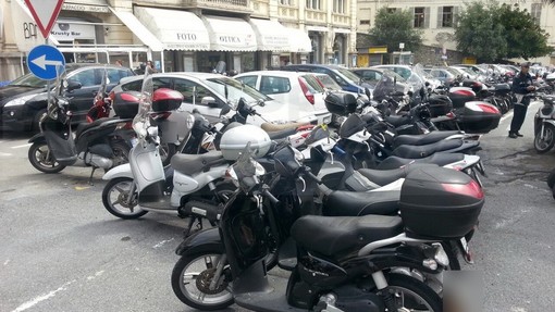 Sanremo: parcheggio 'selvaggio' cronico in piazza Eroi Sanremesi, ingressi chiusi ed intervento della Municipale