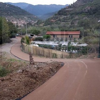 Dolceacqua: ecco la pista ciclabile in anteprima, il Sindaco &quot;Asfalto a metà perchè costa il doppio!&quot;