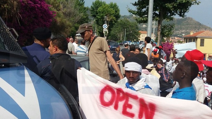 Ventimiglia: esplode nuovamente all'improvviso la protesta dei migranti che vogliono superare il confine (Foto e Video)