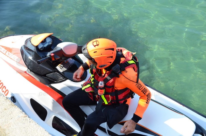Sanremo: pilotina arenata sugli scogli a Bussana, VVF con la moto d'acqua salvano tre persone
