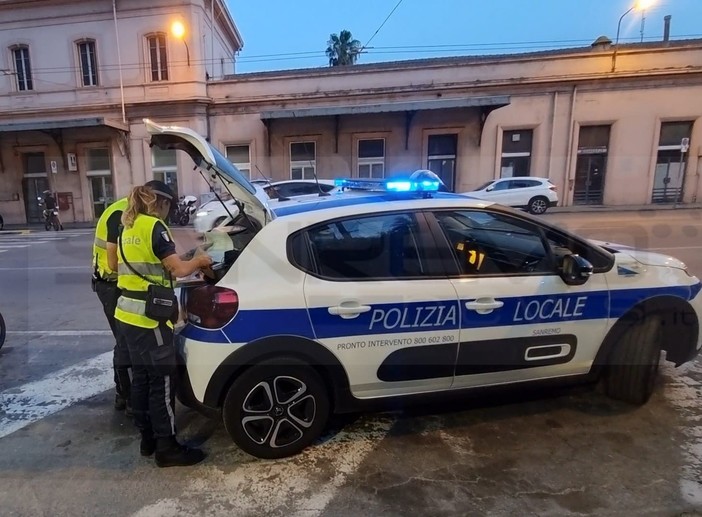 Sanremo: servizio di controllo della Polizia Municipale in piazza Battisti, 90 mezzi verificati