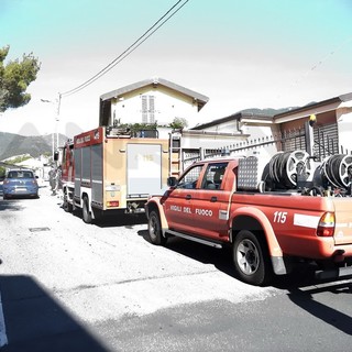 Sanremo: dimentica il rubinetto aperto in campagna, intervengono i Vvf che scoprono anche un incendio di sterpaglie