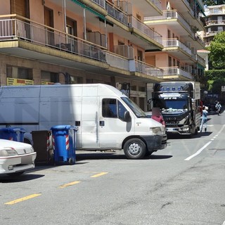 Sanremo: parcheggio delle auto 'selvaggio' al Polo Nord e un furgone che occupa metà carreggiata (Foto)