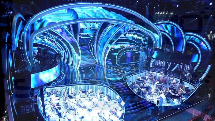 #Sanremo2020: un palco che dona profondità e spazio quello del Festival, scala ridotta e orchestra ai lati (Foto)