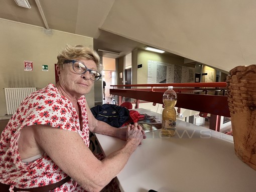 Protesta a Taggia contro Rivieracqua: cittadina lascia bottiglia d'acqua gialla in Comune