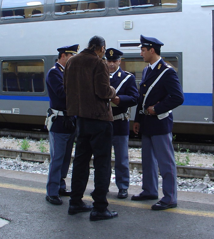 Ventimiglia: migranti sui binari al confine italo-francese, treni bloccati per oltre mezz'ora