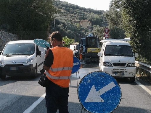 Imperia: esplode un tubo sulla statale 28, sospesa l'erogazione dell'acqua e traffico in tilt (Foto)