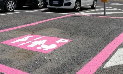 Sanremo: parcheggi 'rosa' per donne incinte e mamme, la proposta del consigliere Lombardi al vaglio degli uffici