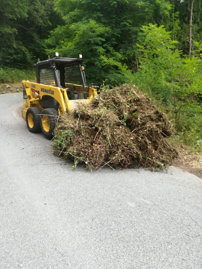 Montalto-Carpasio: pulite cunette e strade della zona che porta al Colle d'Oggia (Foto)