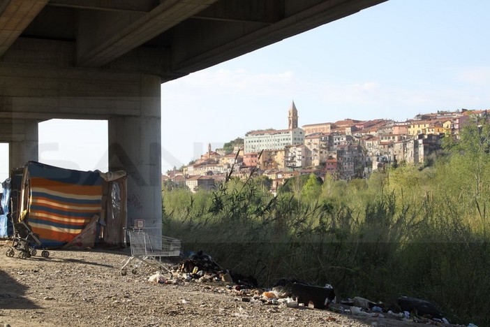 Ventimiglia: contrasto al degrado urbano, la Polizia scopre 4 stranieri in uno stabile abbandonato
