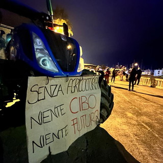 Protesta dei trattori: la mucca Ercolina, il primo trattore e gli agricoltori arrivano al Festival di Sanremo (Foto e Video)