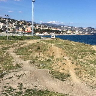 Sanremo: gli operai del comune ripuliscono dalle erbacce la pista di 'Pump track' e ricordano &quot;Una volta c'era una discarica&quot;