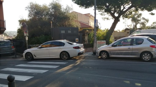 Sanremo: parcheggio selvaggio in corso Inglesi e piazza San Bernardo, la rabbia di una lettrice (Foto)