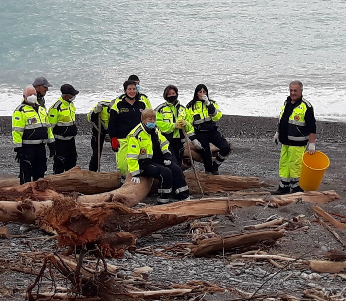 Bordighera: Protezione Civile al lavoro per tutto il giorno per liberare le spiagge da legni e immondizia (Foto)