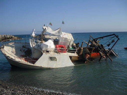 Bordighera: arenato peschereccio di Sanremo davanti alla spiaggia Caranca