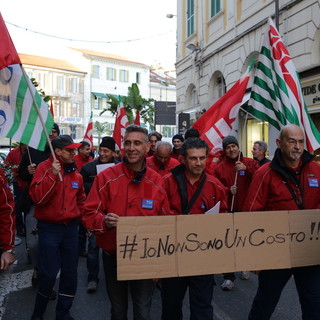 Sanremo: difesa del posto di lavoro, del futuro e della dignità, scendono in piazza i dipendenti Telecom (Foto e Video)